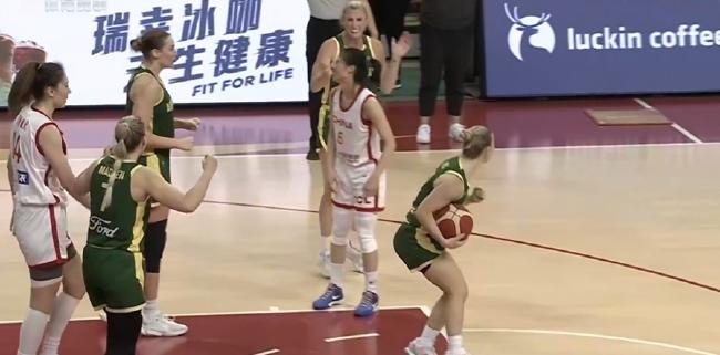 The Chinese women’s basketball team narrowly lost to Australia.